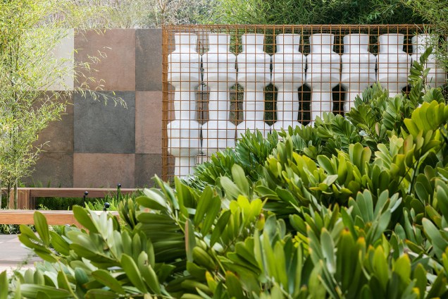 CASACOR São Paulo 2017 - Alex Hanazaki. O paisagista ressignificou os produtos Deca, criando obras de arte a partir de chuveiros, bacias, cubas e torneiras em um jardim de 1000 m². CASACOR São Paulo 2017 - Alex Hanazaki. O paisagista ressignificou os produtos Deca, criando obras de arte a partir de chuveiros, bacias, cubas e torneiras em um jardim de 1000 m².