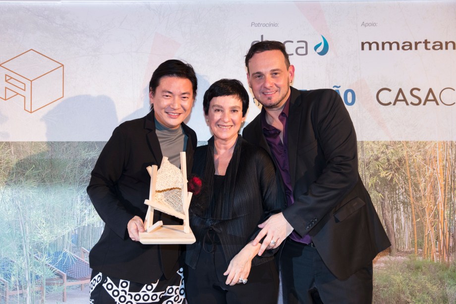 Alex Hanazaki, vencedor da categoria técnica Melhor Jardim e Área Externa e do prêmio Especial do Júri, Lívia Pedreira, Diretoria Superintendente da CASACOR, e Marcelo Lima, editor do caderno CASA d'O Estado de S. Paulo.