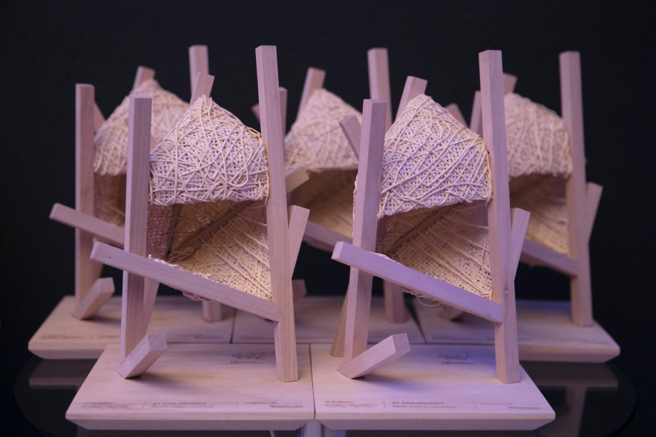 <span>O troféu entregue foi idealizado pelo designer Paulo Alves e faz referência a essencialidade, tema da mostra deste ano. </span>