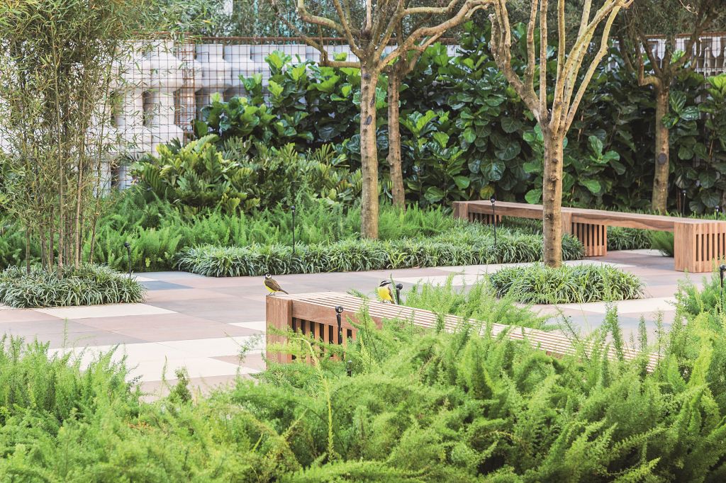 O Jardim da Deca, assinado por Alex Hanazaki, tem como destaque um labirinto sensorial inusitado com alto rigor estético e é harmonizado por um jardim composto por uma miscelânea de traços geométricos, que proporcionam paz e serenidade ao visitante.