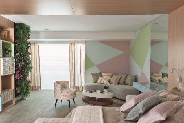 A geometria irregular é uma forte tendência deste ano, e consiste em criar formas de tamanhos diferentes, mas que se harmonizem, seja em tamanho ou nas cores. Foi isso que fizeram as arquitetas Lucy Amicón e Vanessa Irino, no Quarto da Menina. A geometria irregular é uma forte tendência deste ano, e consiste em criar formas de tamanhos diferentes, mas que se harmonizem, seja em tamanho ou nas cores. Foi isso que fizeram as arquitetas Lucy Amicón e Vanessa Irino, no Quarto da Menina.