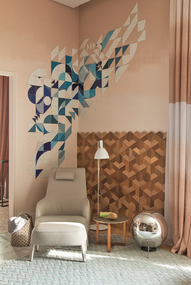 Para a Sala Íntima, Paula Neder levou a obra do coletivo Muda, que traz motivos geométricos e compõe com o revestimento que vai até metade da parede, e que também apresenta a tendência Para a Sala Íntima, Paula Neder levou a obra do coletivo Muda, que traz motivos geométricos e compõe com o revestimento que vai até metade da parede, e que também apresenta a tendência