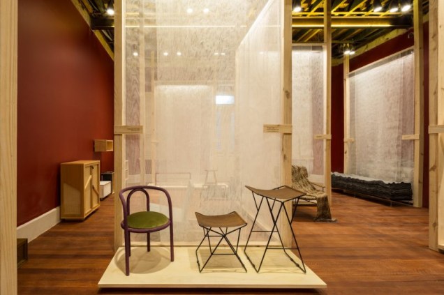 <span>À esquerda: Poltrona Glacê, Cultivado em Casa; à direita: banco e banqueta Leggera de Thiago Lutz</span> <span>À esquerda: Poltrona Glacê, Cultivado em Casa; à direita: banco e banqueta Leggera de Thiago Lutz</span>