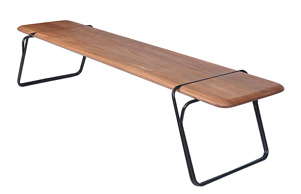 <span>Banco Ratoeira - emDoisDesign. Assim como o objeto que inspira seu design, a ratoeira, o travamento do assento em madeira maciça se dá pela alavanca ocasionada pela divisão dos tubos dos pés. O acabamento arredondado do assento agrega suavidade e leveza ao projeto, e traz ainda contemporaneidade. (emDoisdesign - </span><a href="https://emdoisdesign.com.br/">emdoisdesign.com.br</a><span>, </span><span>a partir de R$ 3.000)</span> <span>Banco Ratoeira - emDoisDesign. Assim como o objeto que inspira seu design, a ratoeira, o travamento do assento em madeira maciça se dá pela alavanca ocasionada pela divisão dos tubos dos pés. O acabamento arredondado do assento agrega suavidade e leveza ao projeto, e traz ainda contemporaneidade. (emDoisdesign - </span><a href="https://emdoisdesign.com.br/">emdoisdesign.com.br</a><span>, </span><span>a partir de R$ 3.000)</span>