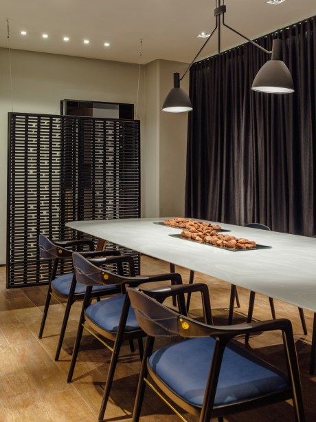 A Sala de Jantar!, por Johnny Thomsen. Cadeira, Mesa e Biombo de Aristeu Pires. A Sala de Jantar!, por Johnny Thomsen. Cadeira, Mesa e Biombo de Aristeu Pires.