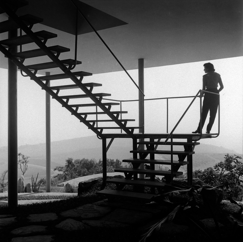_Lina Bo Bardi na Casa de Vidro, projeto de Lina Bo Bardi_, 1952, fotografia de_${84849985} lina bo bardi leão de ouro