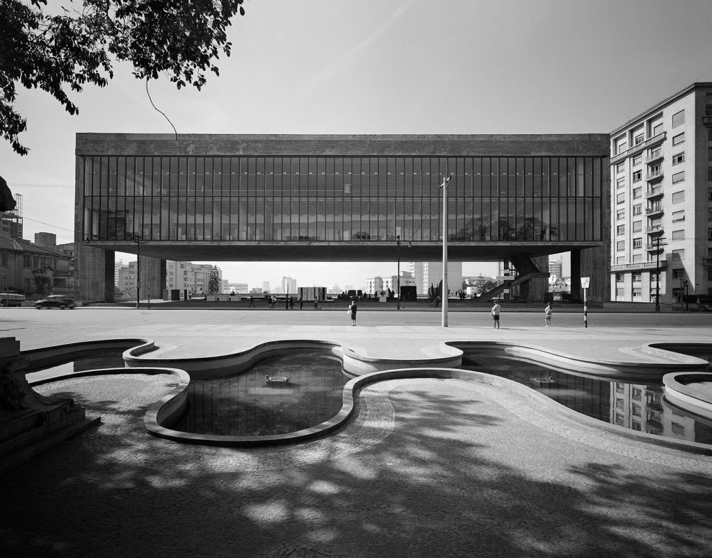 Masp, projetado por Lina Bo Bardi e fotografado por Hans Gunter Flieg, na mostra _Arquitetura Brasileira Vista por Grandes Fot+¦grafos_, no Instituto Tomie Ohtake, S+úo Paulo, 2013._${ MASP Lina Bo Bardi