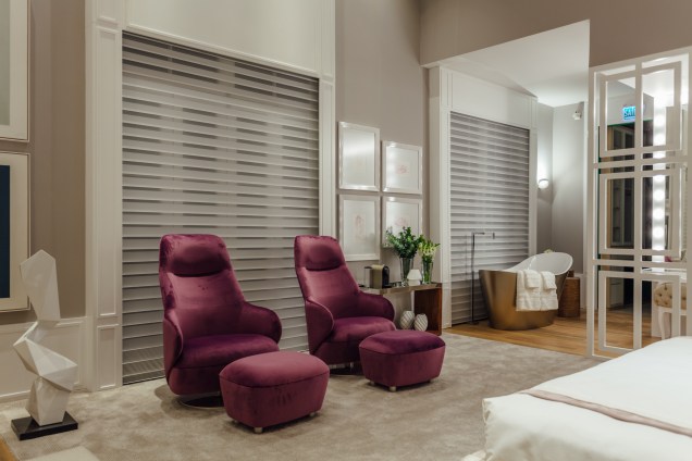 Suíte Luxo por Andrea Magalhães. Poltrona Puff e Mesa de Gobbi Novelle. Cortina Silhouette de SM Concept, Hunter Douglas. Quadro de Moldura Minuto Suíte Luxo por Andrea Magalhães. Poltrona Puff e Mesa de Gobbi Novelle. Cortina Silhouette de SM Concept, Hunter Douglas. Quadro de Moldura Minuto