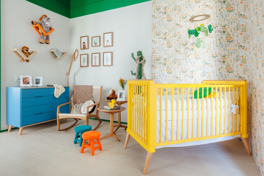 Suíte do Bebê, por Mariana Fogliato. Poltrona, cabideiro e mesas de Aristeu Prestes. Berço e Cômoda de Sleeper Baby Store Suíte do Bebê, por Mariana Fogliato. Poltrona, cabideiro e mesas de Aristeu Prestes. Berço e Cômoda de Sleeper Baby Store