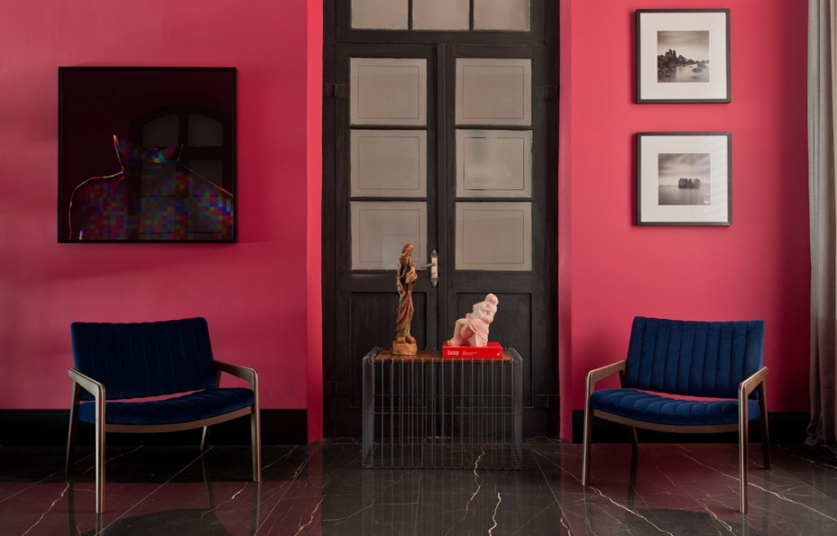 <span>Office InKor - Karoline Bernardo e Sidnei Machado. </span>O espaço privilegia o Rosa-Magenta, tom escolhido pelos profissionais para dominar o espaço. A cor viva <span>contrasta com o mobiliário ergonômico e com o piso de porcelanato com aparência de mármore escuro.</span>