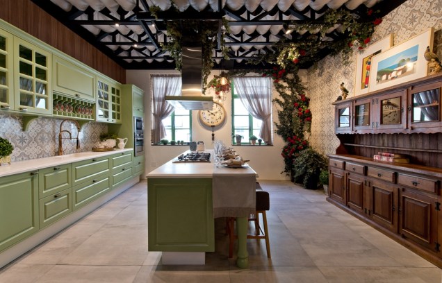 CASACOR Santa Catarina 2017. Cozinha Greenery - Diego Viali e Mirian Rodrigues. A cor do ano é celebrada no ambiente de 32 m², sem cair no óbvio. Ela remete à sustentabilidade, representada no jardim vertical, e rende um toque de frescor à marcenaria, com armários esculpidos que remetem a cozinhas antigas. Bancadas em Corian reafirmam a praticidade.