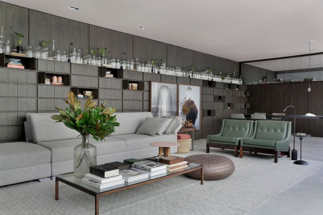 CASACOR São Paulo 2017. Na Casa Niwa, da Yamagata Arquitetura a orientalidade transborda do painel ripado do jardim, feito com madeira carbonizada. CASACOR São Paulo 2017. Na Casa Niwa, da Yamagata Arquitetura a orientalidade transborda do painel ripado do jardim, feito com madeira carbonizada.