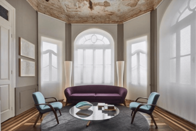 O <span>sofá Tango, de Emersom Borges, é um dos grandes protagonistas da <strong>Antessala e Sala de Jantar</strong>, Situar Arquitetura. Neste ambiente o clássico se encontra com o contemporâneo e a integração e convívio são priorizados pela disposição de móveis e espaço. Na antessala, o sofá é composto com poltronas de Jader Almeida e a mesa de centro Sueca de Ronald Sasson.</span> O <span>sofá Tango, de Emersom Borges, é um dos grandes protagonistas da <strong>Antessala e Sala de Jantar</strong>, Situar Arquitetura. Neste ambiente o clássico se encontra com o contemporâneo e a integração e convívio são priorizados pela disposição de móveis e espaço. Na antessala, o sofá é composto com poltronas de Jader Almeida e a mesa de centro Sueca de Ronald Sasson.</span>