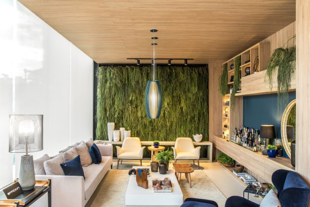 <span>Espaço Ambiente Ideal - Marília Bezerra. O espaço apresenta soluções construtivas de uma empresa. É fluido como em um loft, com o piso em Dekton garantindo a integração visual. O pé direito é elevado, e uma das paredes foi aproveitada para fazer um jardim vertical. No teto, a madeira garante o conforto acústico.</span> <span>Espaço Ambiente Ideal - Marília Bezerra. O espaço apresenta soluções construtivas de uma empresa. É fluido como em um loft, com o piso em Dekton garantindo a integração visual. O pé direito é elevado, e uma das paredes foi aproveitada para fazer um jardim vertical. No teto, a madeira garante o conforto acústico.</span>