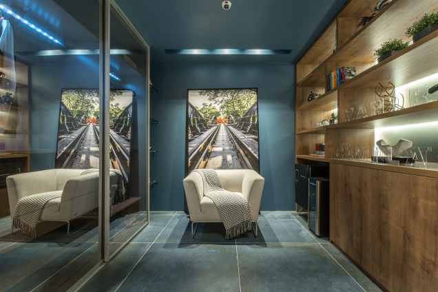 <span>Quarto do Rapaz - Camila Montenegro e Zandra Caldas. Atividades físicas, tecnologia e bem-estar compõem o board de referências. A tranquilidade vem dos tons de azul, que delimitam inclusive a área do closet. A parede iluminada com a trama de vergalhões concentra a TV e os monitores sempre conectados.</span> <span>Quarto do Rapaz - Camila Montenegro e Zandra Caldas. Atividades físicas, tecnologia e bem-estar compõem o board de referências. A tranquilidade vem dos tons de azul, que delimitam inclusive a área do closet. A parede iluminada com a trama de vergalhões concentra a TV e os monitores sempre conectados.</span>