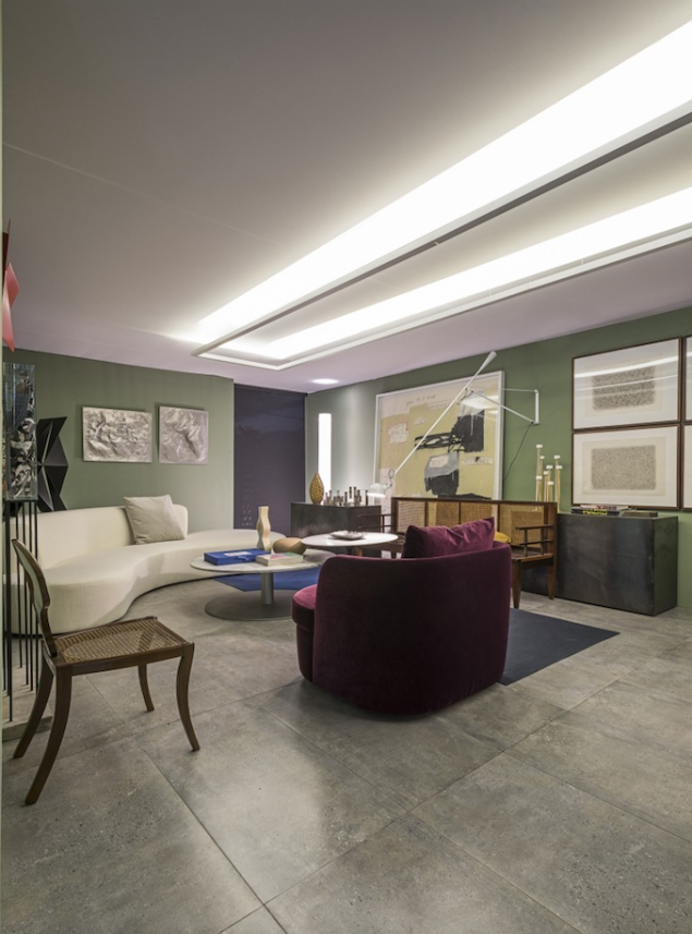 <span>O volume arquitetônico simples da <strong>Garagem Renault</strong>, de Nara Cunha, é sofisticado e inspirador, assim como o novo Renault Captur, exibido com destaque na sala do colecionador de arte. Para compor as cores profundas, foi inserida uma poltrona no tom Marsala, da loja Micheliny Martins. A cor foi lançada como tendência nos últimos anos e ainda continua fazendo sucesso no design e na moda.</span> <span>O volume arquitetônico simples da <strong>Garagem Renault</strong>, de Nara Cunha, é sofisticado e inspirador, assim como o novo Renault Captur, exibido com destaque na sala do colecionador de arte. Para compor as cores profundas, foi inserida uma poltrona no tom Marsala, da loja Micheliny Martins. A cor foi lançada como tendência nos últimos anos e ainda continua fazendo sucesso no design e na moda.</span>