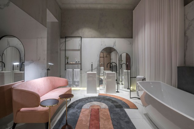 <span>Rodrigo Aguiar traz para a mostra mineira uma <strong>Sala de Banho</strong> nobre e sofisticada, com uma paleta de cor neutra. Para dar vida e cor ao espaço, o profissional insere um sofá curvo rosa, da loja Micheliny Martins, ultraconfortável que conversa com o desenho retrô do tapete.</span> <span>Rodrigo Aguiar traz para a mostra mineira uma <strong>Sala de Banho</strong> nobre e sofisticada, com uma paleta de cor neutra. Para dar vida e cor ao espaço, o profissional insere um sofá curvo rosa, da loja Micheliny Martins, ultraconfortável que conversa com o desenho retrô do tapete.</span>