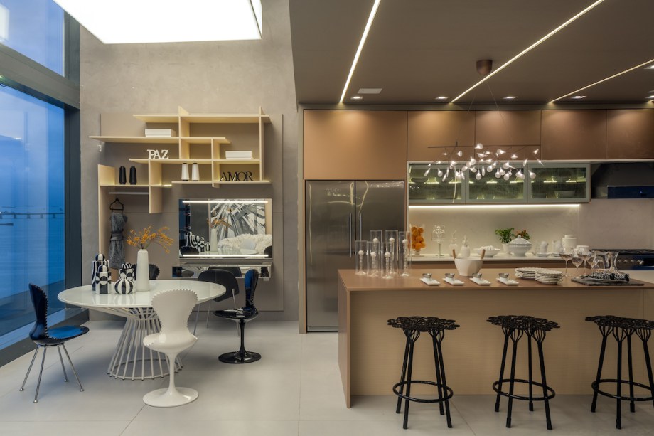 CASACOR Rio de Janeiro 2017. Cozinha Gourmet da Estilista – Cristina Côrtes. Esse espaço foi projetado para ser não só uma cozinha, mas também um espaço corporativo. Com 64 m², ela foi criada para a profissional de moda que deseja receber seus clientes em casa. Todo o ambiente foi revestido em painéis com acabamentos em laca metalizada e amadeirado, assinados pela estilista Glória Coelho.