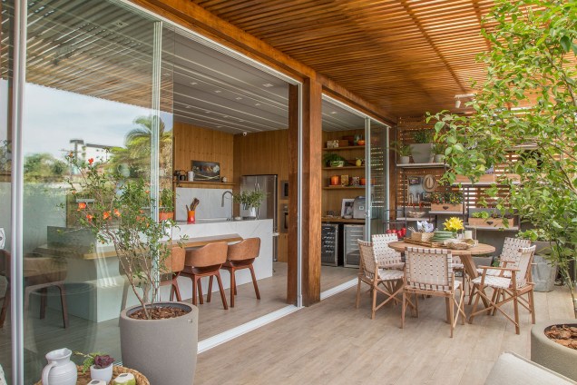 Espaço de Receber da Chef de Cozinha - Marcelo Diniz, Mateus Finzetto e Deise Pucci. Com 76 m², o visitante é levado a vivenciar três momentos no ambiente: hall, cozinha e terraço. O espaço homenageia a chef Ana Luiza Trajano e tem como objetivo <span>apresentar funcionalidade, praticidade e a integração entre o interno e o externo.</span> Espaço de Receber da Chef de Cozinha - Marcelo Diniz, Mateus Finzetto e Deise Pucci. Com 76 m², o visitante é levado a vivenciar três momentos no ambiente: hall, cozinha e terraço. O espaço homenageia a chef Ana Luiza Trajano e tem como objetivo <span>apresentar funcionalidade, praticidade e a integração entre o interno e o externo.</span>