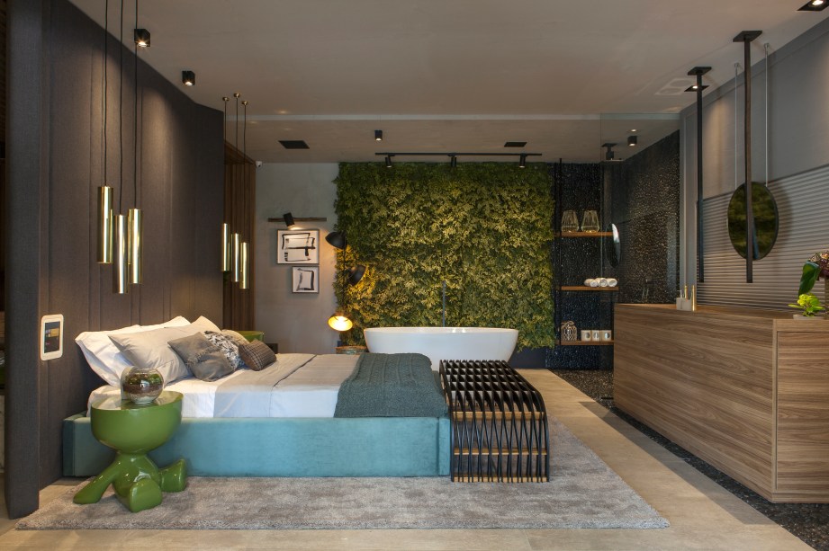 CASACOR Franca 2017. <span>Loft do Designer - Alex Bonilha e Mahely Oliveira. A dupla buscou unir as necessidades profissionais e pessoais de um designer em um único espaço confortável. O jardim vertical emoldura a banheira.</span>