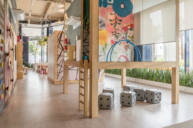 <span>Casa de Brincar, de Leila Bittencourt e Cristiana Spinola. Um espaço interativo para crianças e adultos, com duas casinhas que trazem diversas possibilidades de brincadeiras: blocos gigantes, cama de gato, um pin art gigante, paredes para rabiscar, um painel musical e uma grande parede revestida com lambe-lambe criado para o ambiente. Uma das estruturas foi revestida por fora com espelhando que refletem o espaço em 360º.</span> <span>Casa de Brincar, de Leila Bittencourt e Cristiana Spinola. Um espaço interativo para crianças e adultos, com duas casinhas que trazem diversas possibilidades de brincadeiras: blocos gigantes, cama de gato, um pin art gigante, paredes para rabiscar, um painel musical e uma grande parede revestida com lambe-lambe criado para o ambiente. Uma das estruturas foi revestida por fora com espelhando que refletem o espaço em 360º.</span>