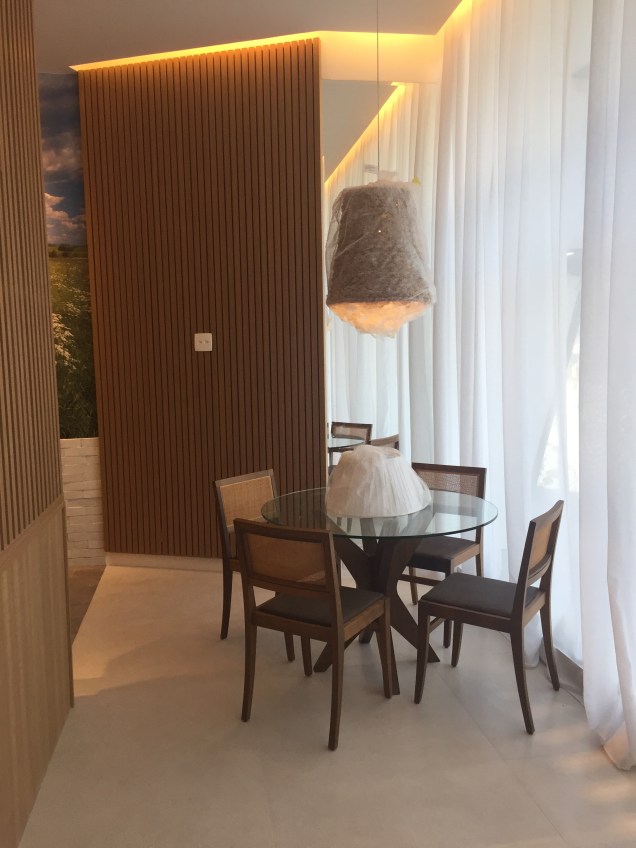 <span>Espaço de Bem-Estar - Ângela Leite Barbosa. O projeto traz um criativo espaço para apresentar a loja do SPA Lapinha, com uma área para venda </span><span>de produtos orgânicos e pacotes de serviço, além de uma pequena vitrine que simboliza o ambiente de bem-estar do SPA.</span><span> Os espelhos Guardian </span><span>tiveram a função de dar amplitude ao espaço do fundo na loja.</span> <span>Espaço de Bem-Estar - Ângela Leite Barbosa. O projeto traz um criativo espaço para apresentar a loja do SPA Lapinha, com uma área para venda </span><span>de produtos orgânicos e pacotes de serviço, além de uma pequena vitrine que simboliza o ambiente de bem-estar do SPA.</span><span> Os espelhos Guardian </span><span>tiveram a função de dar amplitude ao espaço do fundo na loja.</span>