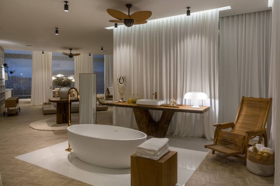 CASACOR RJ: SPA Deca - Paola Ribeiro. O espaço é pautado na experiência sensorial do visitante. O SPA ganha uma atmosfera clean no uso do branco e convida a um mergulho relaxante com chuveiros, espreguiçadeiras, sala de massagem e banho de imersão.