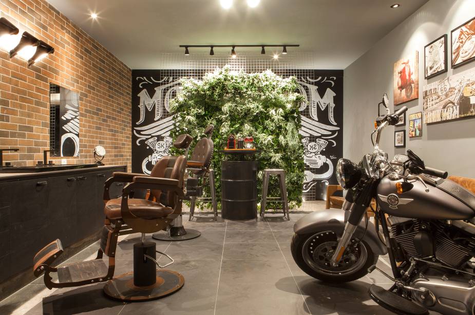 CASACOR Espírito Santo 2017. Lavabo Masculino do Deck - Patrícia Davel. Além de ser um lavabo, o local possui barbearia e expõe uma moto que torna-se tema do ambiente: "Harley". Tons neutros e sóbrios, como o preto e o cinza, tijolo aparente e obras retrôs complementam a atmosfera masculina do espaço. (Felipe Araújo/)