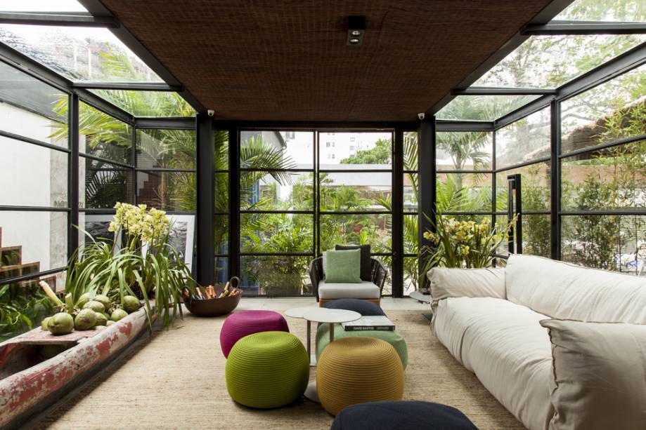 CASACOR BA: Um Estar Tropical pede simplicidade e naturalidade, assim como a alma desse espaço. Cada mobiliário e objeto de decoração escolhido por David Bastos reflete o caráter original e genuíno, próprios da natureza: o barco que faz as vezes de vaso e de rack, o teto e as paredes de vidro que permitem a entrada de luz natural e o sofá, que é aconchegante e de tecido liso e claro, como uma grande almofada, que abraça quem ali se senta.