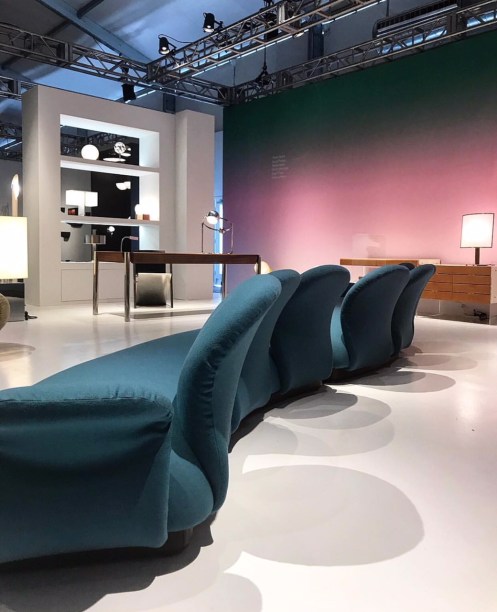 Multimo Seven-seater Sofa, criado pelo designer francês Pierre Paulin, em 1969 na Galeria do Demisch Danant