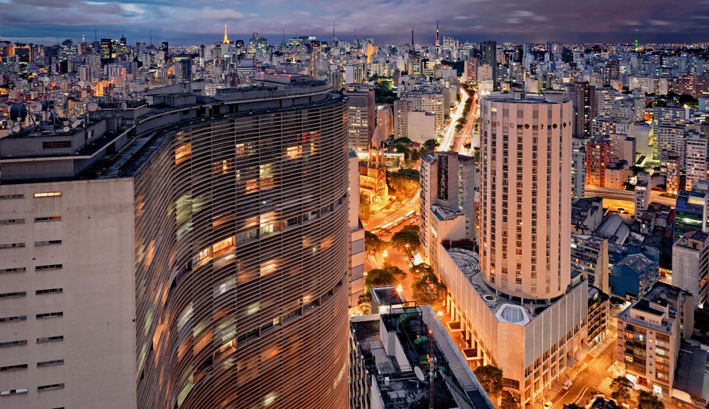 gettyimages-127674793 Brazil, Sao Paulo, Edificio Copan by Oscar Niemeyer