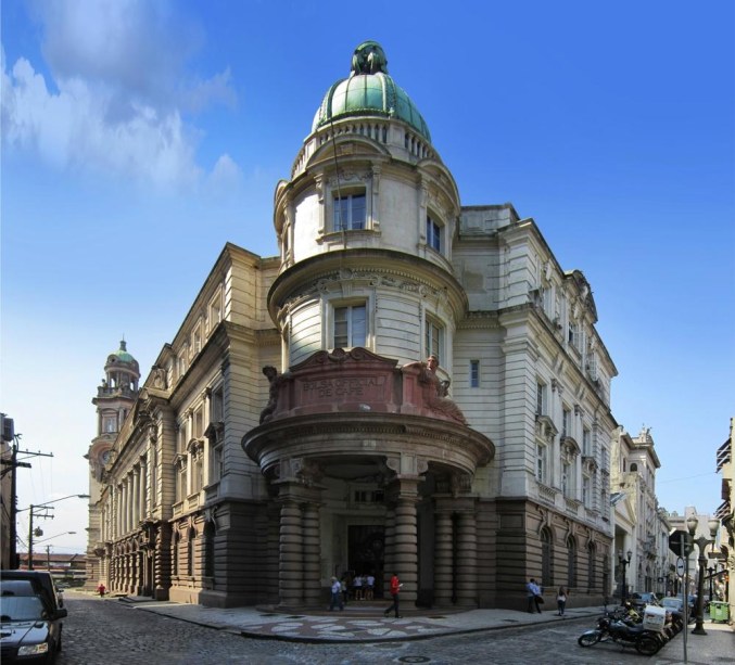 Museu do Café. Endereço: Rua XV de Novembro, 95 – Centro Histórico. Telefone: (13) 3213-1750. Horário: Terça a sábado: 9h às 17h. Domingo: 10h às 17h. Abertura às segundas-feiras durante a temporada de verão. Ingressos: R$10. Sábado: grátis. Site: https://www.museudocafe.org.br/