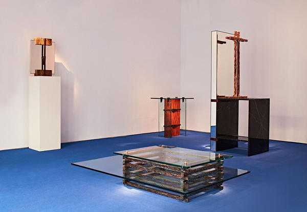 Equipe Jorge Penadés. Foi a primeira exposição individual do jovem designer Jorge Penadés. As peças geométricas vêm de mistura de materiais inusitados como: cola óssea, restos de couro junto de latão e mármore. Equipe Jorge Penadés. Foi a primeira exposição individual do jovem designer Jorge Penadés. As peças geométricas vêm de mistura de materiais inusitados como: cola óssea, restos de couro junto de latão e mármore.