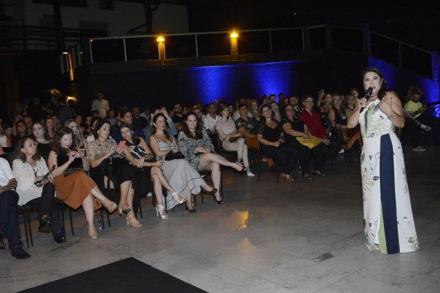 Rita Tristão apresenta a nova sede aos convidados Rita Tristão apresenta a nova sede aos convidados
