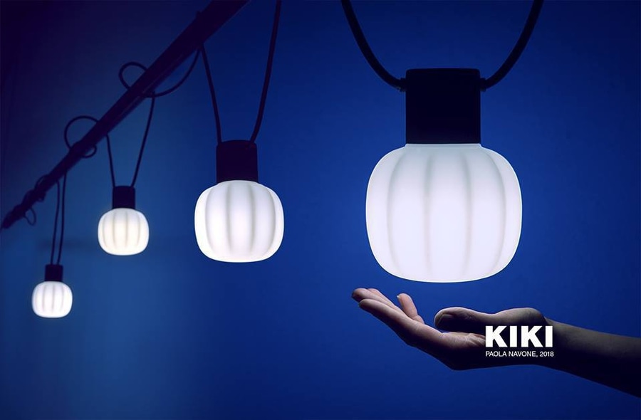 A Martinelli Luce apresenta novas soluções de design inspiradas no uso de novas tecnologias e materiais. Projetada para uso externo, mas também perfeita para aplicações internas, a luminária Kiki está disponível em duas versões, com 5 ou 10 peças. O produto é assinado pela designer <span>Paola Navone.</span>