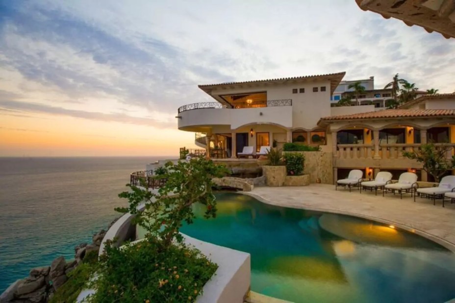 Villa La Roca, em Cabo San Lucas, no México. Intitulada como "Palácio Colonial Moderno", a acomodação fica no alto da colina Pedregal. O hóspede tem uma vista esplêndida da Baixa Califórnia. O local tem 10 quartos, nove banheiros além de cozinha, jacuzzi e academia.