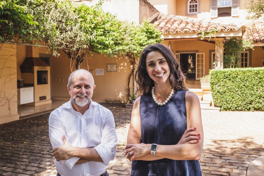 RIBEIRÃO PRETO, SP - 10/04/2018 - OPEN HOUSE CASACOR.Evento de lançamento e Open House da CasaCor Ribeirão Preto 2018.A sede da Mostra na Rua Garibaldi, 2760, no bairro Alto da Boa Vista em Ribeirão Preto (SP), foi aberta a profissionais, jornalistas e fornecedores. Maurício Siqueira, organizador da Mostra em Ribeirão e Gaziela de Caroli, gerente de franquias da Casacor, deram as boas vindas aos convidados.Foto: Marcos Limonti/TRIELE.