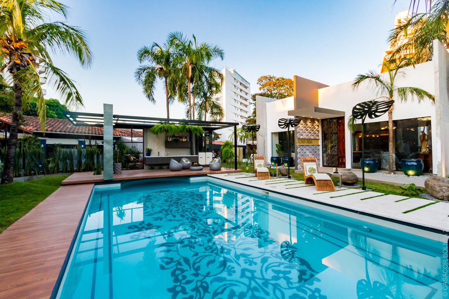 La Piscina - Carla Blanco, Luis E. Añez e Ma. Belén Moreno. Entre a vanguarda e o pragmatismo, a arquitetura do espaço alia a levíssima estrutura em aço, a nobreza do mármore e a esbeltez das palmeiras. O desenho da piscina rouba a cena, com inspiração marroquina.