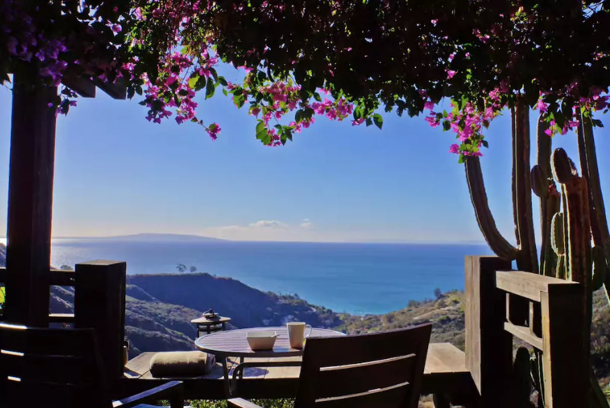 Ocean View Maliby Hideaway, em Malibu, nos Estados Unidos. A acomodação fica localizada a aproximadamente 37 km do Aeroporto Internacional de Los Angeles (LAX) e há 15 minutos de Santa Monica. O apartamento tem quarto, banheiro e cozinha e uma vista privilegiada da ilha de Santa Catelina.