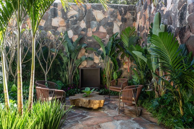 Jardim da Tartuferia - Bia Abreu. No jardim de 60 m², convivem lírios-da-amazônia, medinilas, orquídeas tutti-frutti e uma palmeira-laca. O visual de folhagens e espécies exóticas se alia a soluções sustentáveis, no projeto que inclui uma mini-horta para ser utilizada pelos chefs.