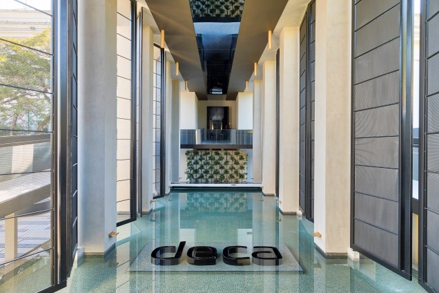 CASACOR São Paulo 2018 - Tenório. Neste ano, o arquiteto surpreende com A Cisterna de Deca, que inclui sala de banho, Hall da Cascata, para apresentar uma nova experiência com os produtos da marca. CASACOR São Paulo 2018 - Tenório. Neste ano, o arquiteto surpreende com A Cisterna de Deca, que inclui sala de banho, Hall da Cascata, para apresentar uma nova experiência com os produtos da marca.