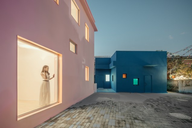 Duas casas - uma rosa e outra azul - se destacam entre as construções de Dameisha, um vilarejo no subúrbio de Shenzhen, na China. Duas casas - uma rosa e outra azul - se destacam entre as construções de Dameisha, um vilarejo no subúrbio de Shenzhen, na China.