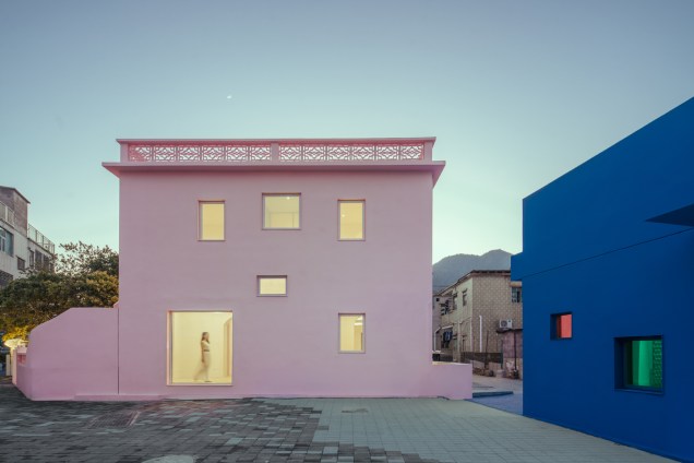"O azul é símbolo de sobrevivência e competição. Já o rosa representa a sensibilidade e a delicadeza", explicam os arquitetos do escritório Wutopi Lab. "O azul é símbolo de sobrevivência e competição. Já o rosa representa a sensibilidade e a delicadeza", explicam os arquitetos do escritório Wutopi Lab.