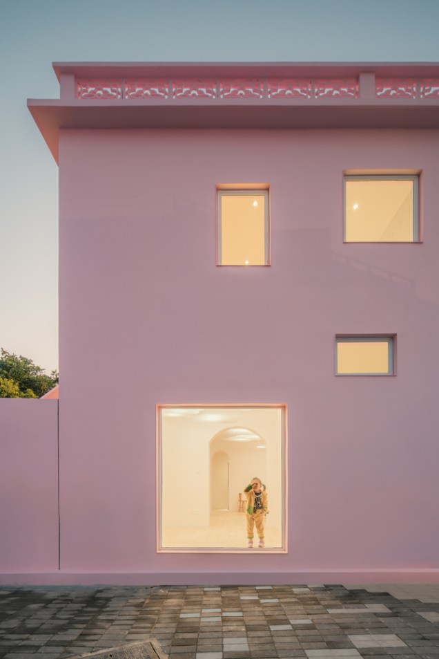 As aberturas originais foram mantidas e as portas persianas se transformaram em grandes janelas, que possibilitam uma integração da parte interna e externa. As aberturas originais foram mantidas e as portas persianas se transformaram em grandes janelas, que possibilitam uma integração da parte interna e externa.