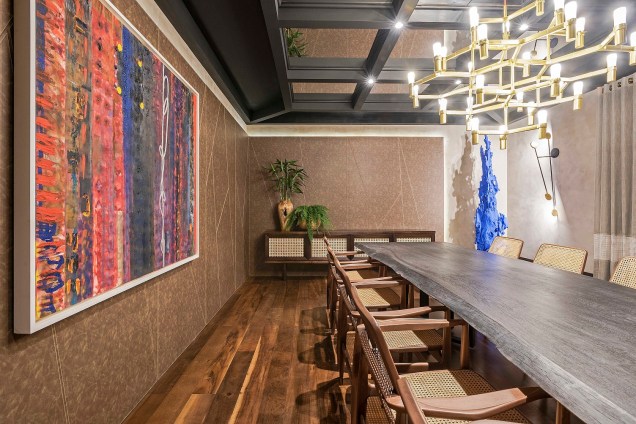 Sala de Jantar - Janaína Macedo. De<span>sta vez a profissional, que faz sua 5ª participação na mostra, traz para a mostra a tela “O Primeiro Laço” do conceituadíssimo artista plástico Siron Franco. Avalia</span><span>da em R$ 60 mil, a tela de 1,55 x 1,35 m traz cor para o ambiente minimalista de Janaina. Compõe também a Sala de Jantar a imponente escultura de Eleutherio Netto, em madeira natural resgatada do fundo de um rio, toda pigmentada em Lápis-Lazúli.</span> Sala de Jantar - Janaína Macedo. De<span>sta vez a profissional, que faz sua 5ª participação na mostra, traz para a mostra a tela “O Primeiro Laço” do conceituadíssimo artista plástico Siron Franco. Avalia</span><span>da em R$ 60 mil, a tela de 1,55 x 1,35 m traz cor para o ambiente minimalista de Janaina. Compõe também a Sala de Jantar a imponente escultura de Eleutherio Netto, em madeira natural resgatada do fundo de um rio, toda pigmentada em Lápis-Lazúli.</span>