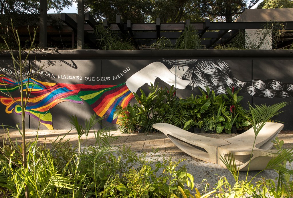 Calçada, bilheteria e jardim de entrada da CASACOR SP 2018