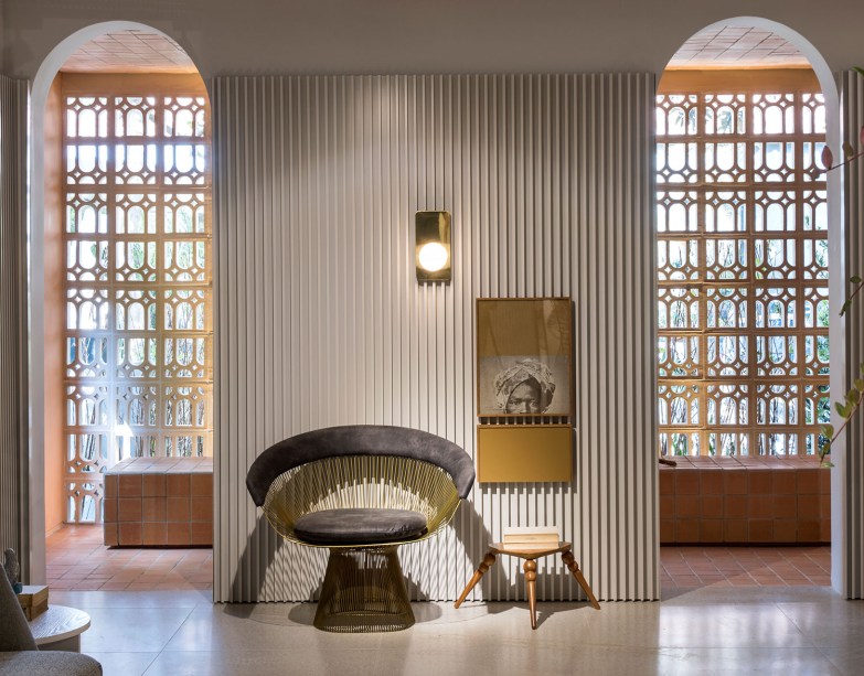 Casa Arcos - Léo Shehtman. A transição entre moderno e pós-moderno no estilo de morar é expressa em ambientes externos sóbrios e brutos em oposição ao interior discretamente colorido. As cores remetem à vida que circula pela casa, com tons rosé, terrosos, um toque de verde e azul.