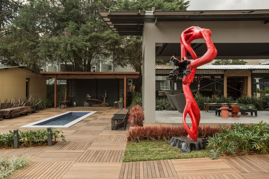 Praça CASACOR - Vânia Diehl, Caroline R. Stratmann e Lorena Bannach. No coração da mostra, sintetiza a inspiração na Casa Viva em elementos que atuam de forma positiva nas emoções e nos sentidos. Em 760 m², criaram pequenos lounges com móveis soltos e objetos repletos de brasilidade. O piso vulcanizado foi moldado no local e é totalmente permeável. Esculturas de Bia Dória e peças originais de Kevin Robinson finalizam.