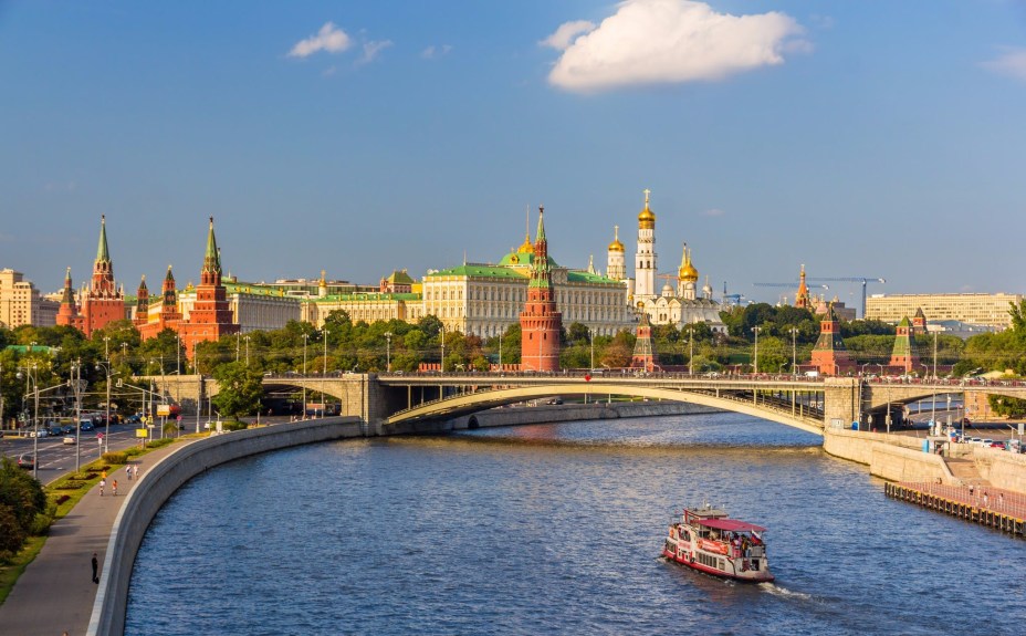 Aqueles que já estão no clima de campeonato, podem dar uma passadinha na <strong>Soviet Moscow River</strong>, onde será possível admirar o <strong>Estádio de Luzhniki</strong>, que será palco do grande evento futebolístico deste ano.