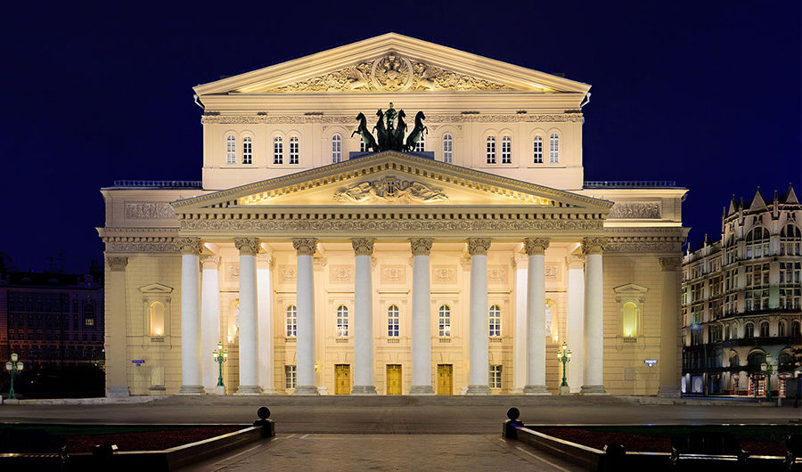 Para os apaixonados por clássicos, como ópera e balé, o <strong>Teatro Bolshoi</strong> se torna um ponto imprescindível na <em>wish list</em>. Uma boa dica é o espetáculo “The Queen of Spades”, baseado no livro Pushkin Novel e com trilha sonora de Tchaikovsky, trata-se de uma trama repleta de romance, mistério e tragédia. A apresentação fica em cartaz até o período dos jogos, refere-se à uma experiência incrível com cerca de quatro horas de duração.